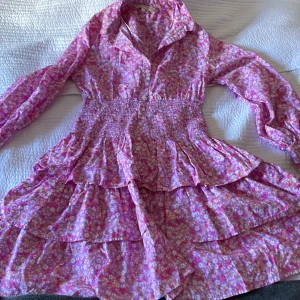 Pernilla Wahlgren klänning - Rosa Pernilla Wahlgren klänning. Jättefint skick. Storlek 42