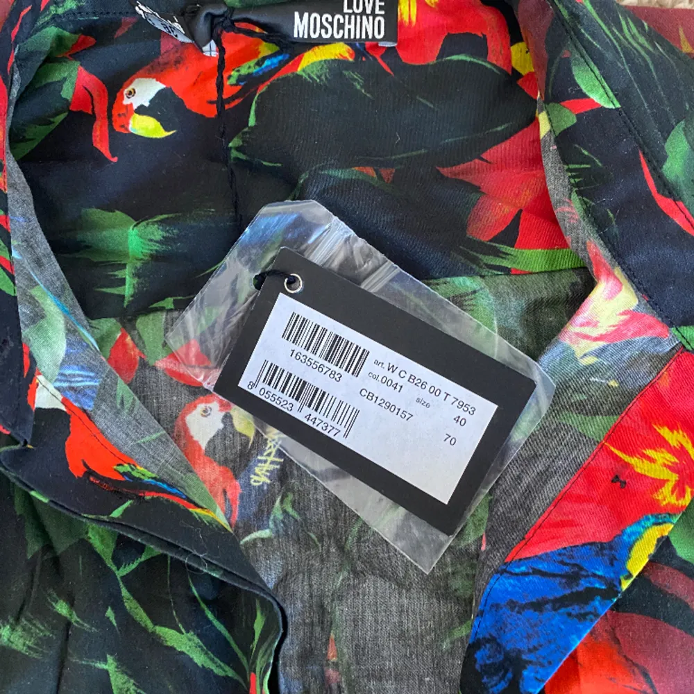 Säljer denna superfina skjorta från Moschino helt oanvänd pga för liten. Perfekt nu till sommaren.. Skjortor.