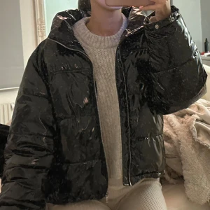 Glansig jacka  - Fin vinterjacka i nyskick, lite oversized passform OBS smutsig spegel 🤷‍♀️