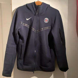 Nike tech fleece - Nike tech fleece psg storlek S nypris runt 1400