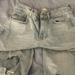 Säljer mina gamla jeans från Gina eftersom att dom har blivit för små. Byxorna är i storlek 36 och har fina hål vid knäna. Byxorna var inte så använda och därför är dom i bra stick 