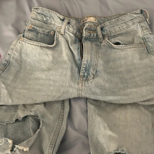 Jeans från Gina  - Säljer mina gamla jeans från Gina eftersom att dom har blivit för små. Byxorna är i storlek 36 och har fina hål vid knäna. Byxorna var inte så använda och därför är dom i bra stick 