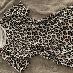 Leopard tshirt från zara - Aldrig använd!