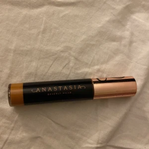Anastasia Concealer  - Säljer denna Anastasia Beverly Hills concealer för den va för mörk concealer för mig men går dock att använda som bronzer, har bara testat denna produkten på min hand o inte ansiktet o det är i färgen 19, beställde  den för 339kr på kicks hemsida.