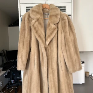 Pälsjacka från Jean Louis - Hej säljer nu min fina pälsjacka. Använd 2 gånger så helt i nyskick!  Storlek: One size Hör av er om ni har fler frågor. Pris kan diskuteras vid snabb affär🧡 