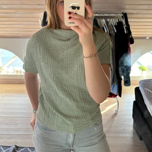 T-shirt - Köpare står för frakten, använd gärna köp nu🩷