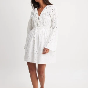 Fin vit klänning - Intressekoll på denna supersnygga student klänning från NA-KD. Endast testad, med prislappen kvar! Perfekt till studenten! 