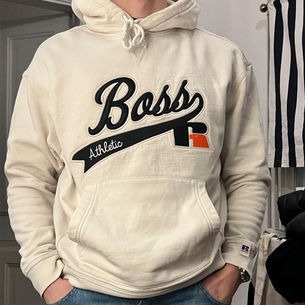 Säljer denna Hugo boss hoodie åt min pojkvän då han inte har så stor användning av den tyvärr! En snygg & fin Hugo Boss hoodie i toppskick! . Hoodies.