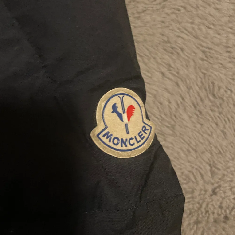 Säljer nu min vintage Moncler jacka från 70 talet pga att den är lite liten på mig. Priset på marknaden för samma jacka i annan färg ligger på 3000-4000. Nästan 100% på äktheten och loggan såg annorlunda ut innan därför är den konstig skriv för info.. Jackor.