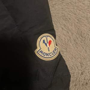 Säljer nu min vintage Moncler jacka från 70 talet pga att den är lite liten på mig. Priset på marknaden för samma jacka i annan färg ligger på 3000-4000. Nästan 100% på äktheten och loggan såg annorlunda ut innan därför är den konstig skriv för info.
