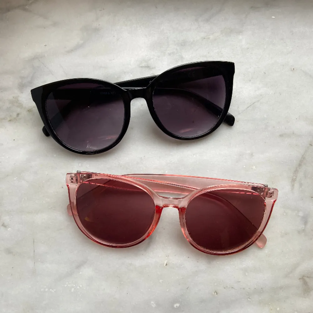 2 par solglasögon båda sälj tillsammans för 40 kr eller 20 kr styck . . Accessoarer.