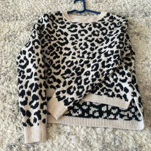 Leopard mönstrig tröja - Köptes från usa men den kom tyvärr inte till användning. Priset kan diskuteras. Skriv till mig på privat om du är intresserad 💞