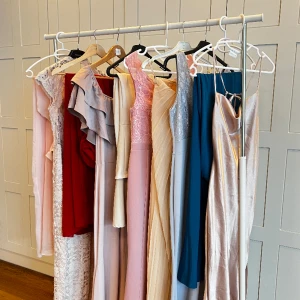 BALKLÄNNINGAR  - Balklänningar! KOLLA min profil för att hitta bilder på var och en. Här är mina 10 olika balklänningar, alla är i mycket bra skick och i olika modeller för att passa just dig. Om ni har några frågor och funderingar är det bara att skriva, tack! 💗