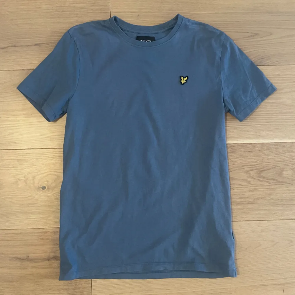 Tja säljer min blåa Lyle and scott T-shirt i skick 9/10 storlek 14/15 år men passar både XS och S( Ny pris €30) Det är bara att höra av sig vid minsta fundering! Mvh Levi🍾. T-shirts.