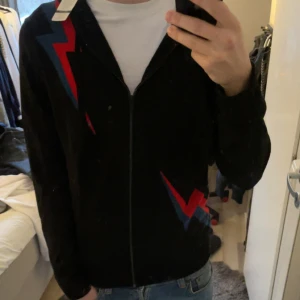 Zadig Voltaire Zip - Säljer nu denna riktigt snygga zipen från Zadig Voltaire! Tröjan är helt ny med tags på (bara testad). Han på bilden är 182 o väger 70kg. Kom pm för frågor! TAR BYTEN!!