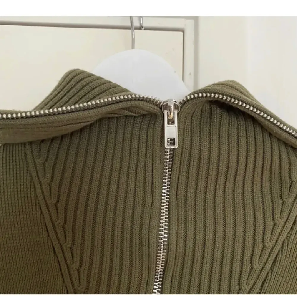 Så fin tröja från zara❤️ Köpt på Plick men inte använd och den är i väldigt bra skick. Den är storlek M och passar mig som är S/M. Tröjor & Koftor.