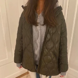 Monki jacka - (Lånade bilder) snygga jacka perfekt nu till våren! Mycket eftertraktad!🙌 nypris:599kr men säljer för 400kr Helt ny endast testad!