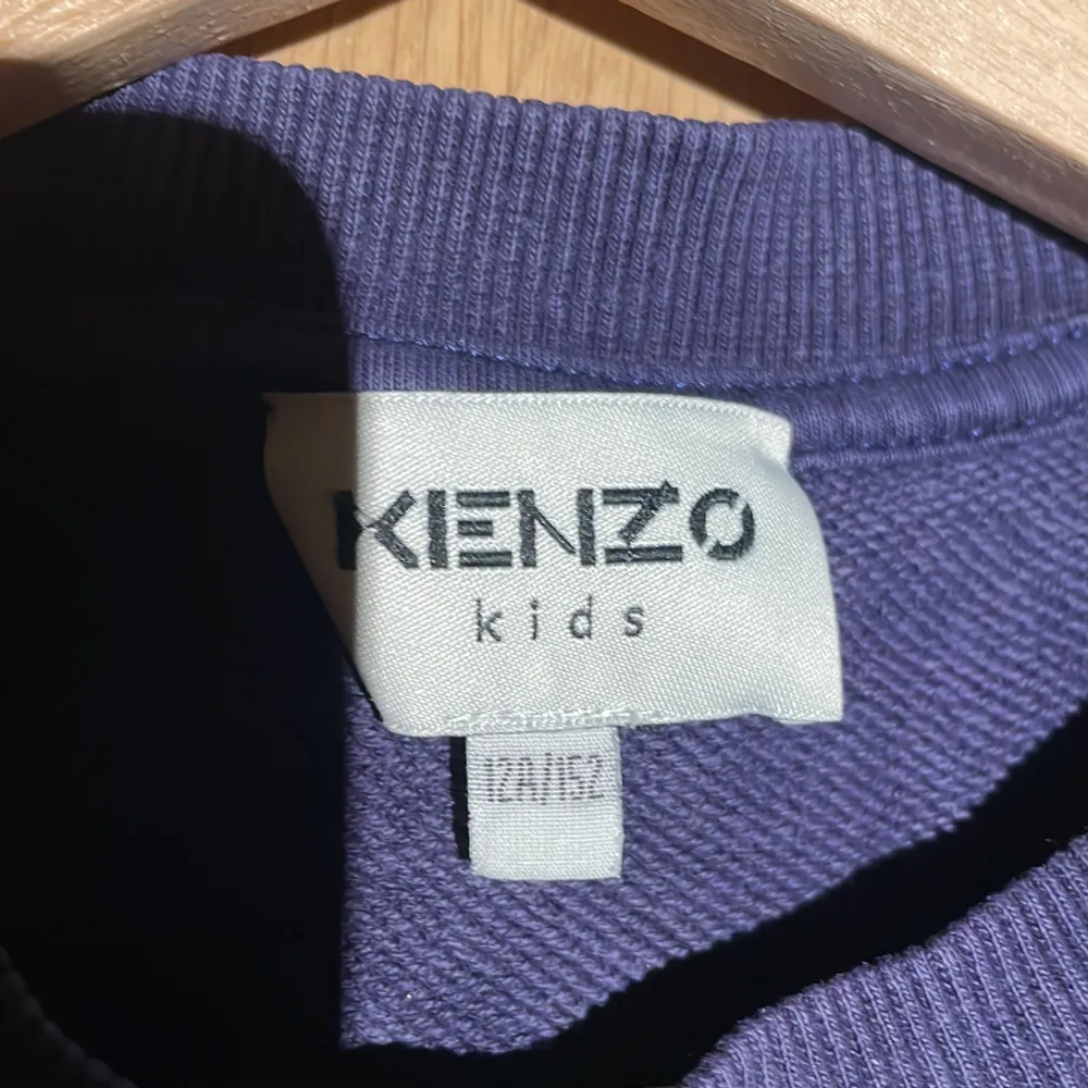Hej, jag säljer min kenzo tröja för barn. Det är storlek 12år/152cm. Jag säljer den för att den blev för liten . Tröjor & Koftor.