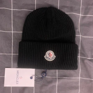 Moncler mössa - Säljer nu min moncler mössa som aldrig har använts. Skönt tyg. Mössan är i nyskick, qr-kod, taggar och dustbag påse ingår. Vid ytterligare frågor är jag kontaktbar alla dar i veckan. Mvh arvij
