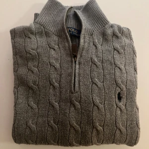 Ralph Lauren Half Zip - Säljer en Half Zip kabelstickad tröja från Polo RL. Gott skick. Marinblå häst. 