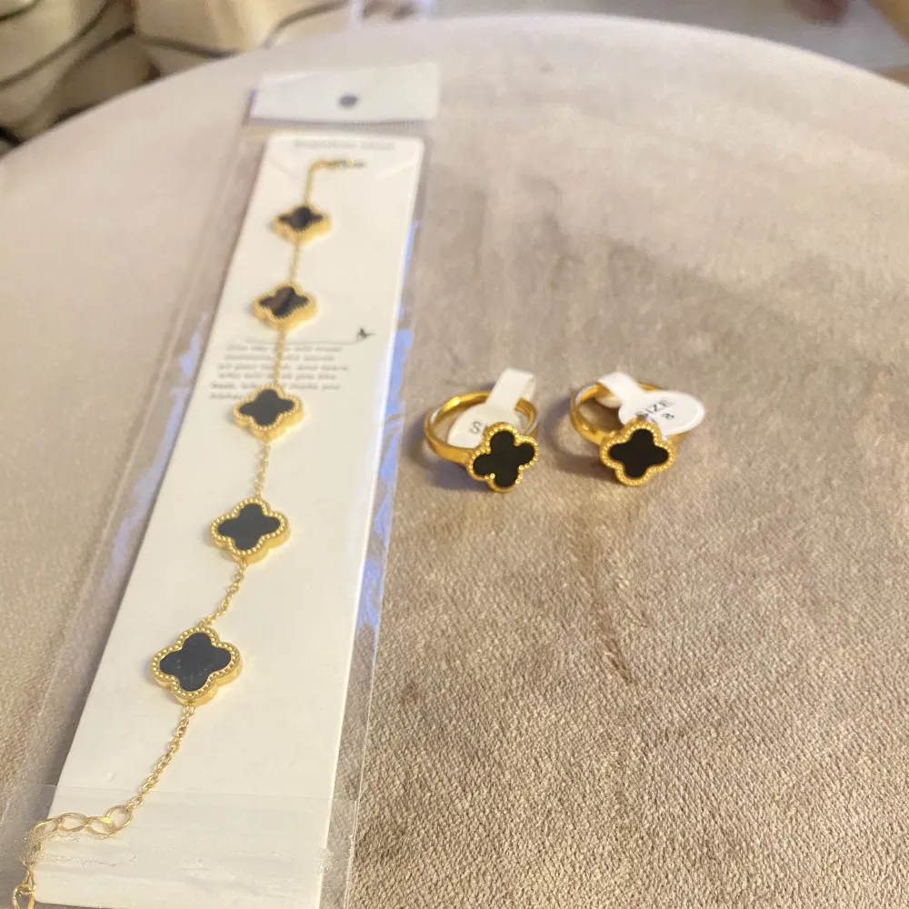 Helt nya, ringarna i storlek 7 och 8. Smyckena är i rostfritt stål. Det går att köpa delarna separat 💕. Accessoarer.