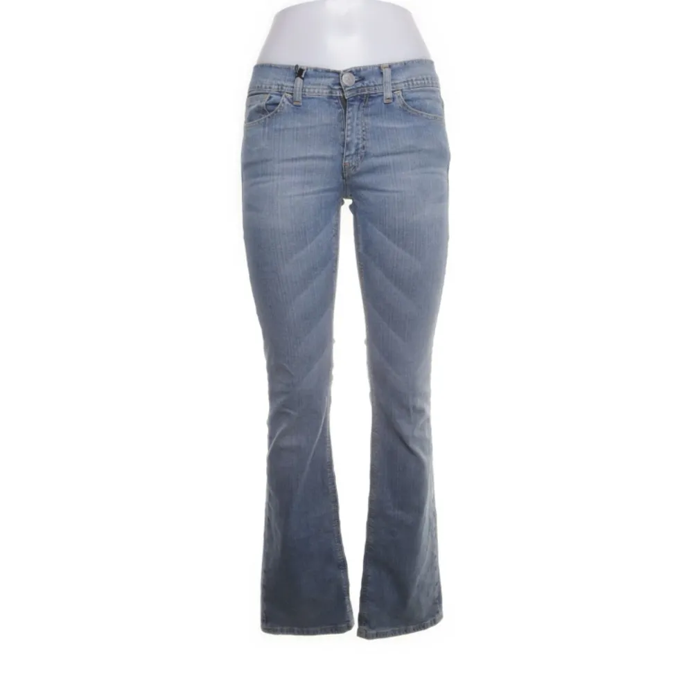 Jättesnygga jeans❣️❣️ Innerbenslänhd: 80cm midjemått: ca 35cm rakt över❣️Storlek 28. Jeans & Byxor.