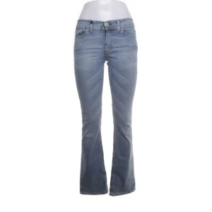 Lågmidjade bootcut jeans - Jättesnygga jeans❣️❣️ Innerbenslänhd: 80cm midjemått: ca 35cm rakt över❣️Storlek 28