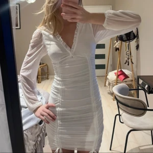 Klänning  - Student/ vanlig klänning från parisian aldrig använd ❤️