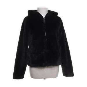 pälsjacka  - Säljer denna supersöta pälsjacka från Only fast köpt på Sellpy! Jackan är i jättebra skick! Skriv för egna bilder💕 pris kan alltid diskuteras