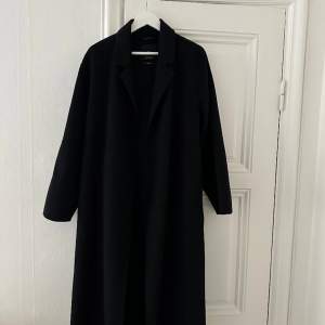 Handmade-kappa från Mango i ull / polyestermix. Storlek XL vilket är perfekt för oversize-fit! 🌞