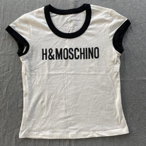 Moschino tshirt - Baby tee, aldrig använd