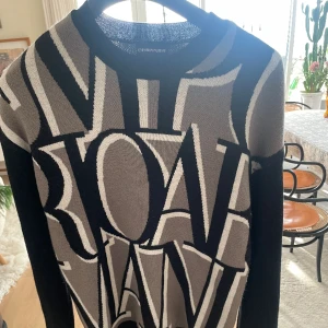 Emporio Armani tröja - Emporio Armani tröja som aldrig blivit använd  Nypris 3000+, pris kan diskuteras