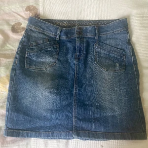 Espirit jeanskjol  - Säljer denna super fina espirit jeanskjolen, perfekt nu när våren är på intåg! Köpt second hand. Hittar ingen prislapp men skulle säga att den är i storlek 40/L.  I bra skick. Hör av dig vid frågor! Pris kan alltid diskuteras :) <3