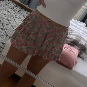 kortkort sommar kjol - gullig volangkjol med blommönster. står storlek L men passar mig som annars har S (köpt utomlands)