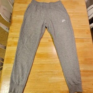 Nike mjukisbyxor  - Gråa Nike mjukisbyxor,  använda ett fåtal gånger. Fint skick.