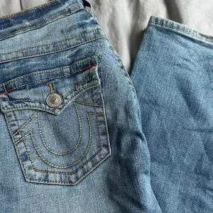 Säljer dessa jätte fina true religion jeans i bra skicka. Köpta här på plick men var för stora på mig 😕 Strl 27, de är straight leg men lite utsvängda. Innerbens längden är 78cm, ytter benslängden är 98 cm, midjan rakt över är 40cm 💗 skriv vid frågor