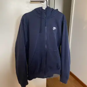 Mörkblå hoodie / kofta / zip-up från Nike i modellen ”Nike Club”, storlek XS