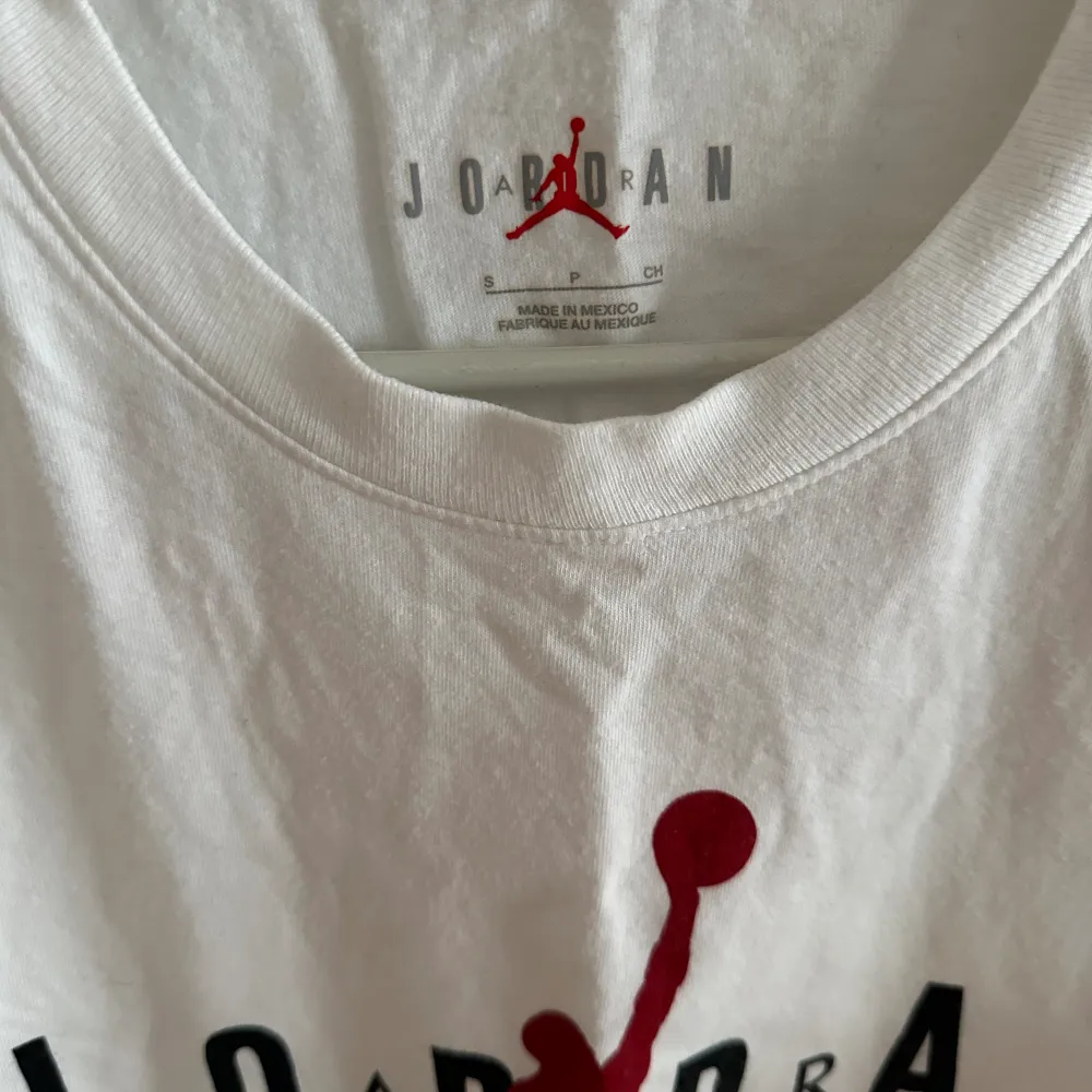Jordan T-shirt i skick 8/10 som är väldigt snygg nu inför sommarvärmen. Knappt använd och inge defekter.. T-shirts.