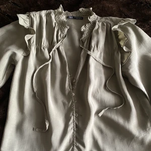 Ljusgrön zara blus - Säljer denna jättefina ljusgröna zara blus, jättebra skick det ända är den jättelilla fläcken men det är verkligen inget man tänker på (jag hade inte ens sätt den förens jag skulle sälja den)❤️