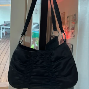 Svart väska - Säljer denna väska, superfin men kommer inte till användning. Använd ett par gånger men i väldigt bra skick.