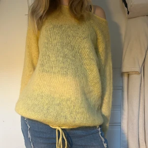 Gul hålstickad tröja  - Tröja i mohair