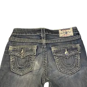 Super snygga true religion jeans!! 🔥🔥 Dom är i storlek 26 i midjan och har blivit lagade men det syns inte på utsidan se bild 3 och fyra. Skriv om du har några funderingar 🐺🔥🔥