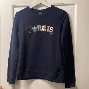 Marinblå Morris sweatshirt. Fint skick, knappt använd.🤍
