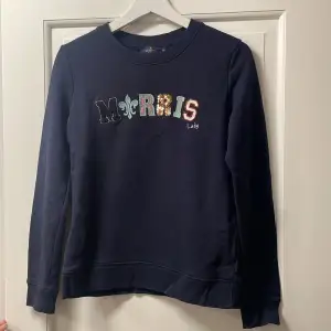 Marinblå Morris sweatshirt. Fint skick, knappt använd.  