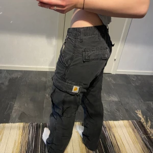 Carhartt Cargos - Cargo byxor från Carhartt. Köpta secondhand. Använda en del. Knapphålet är lite slitet men inget är sönder. W28, L32