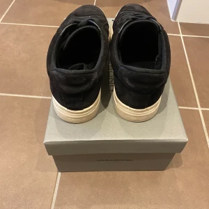 Vagabond skor storlek 42 - Ett par super fina vagabond skor knappt använda, dem är i storlek 42 men dem sitter som en 43 de är också därför jag behöver sälja dem, dem är nämligen lite förstora för mig men utöver de så är dem jätte fina och sköna, skick skulle jag säga är 9/10.