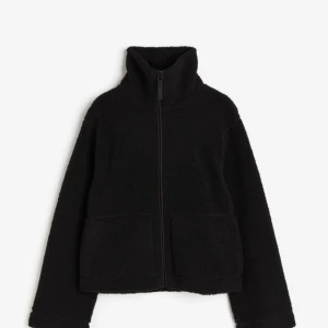 Teddyjacka hm - Jag säljer nu min svarta teddyjacka från hm eftersom den inte kommer till användning! Den är i bra skick och inga slitage. Pris kan diskuteras skriv flr flera bilder!! Storlek s men passar även m skulle jag säga.