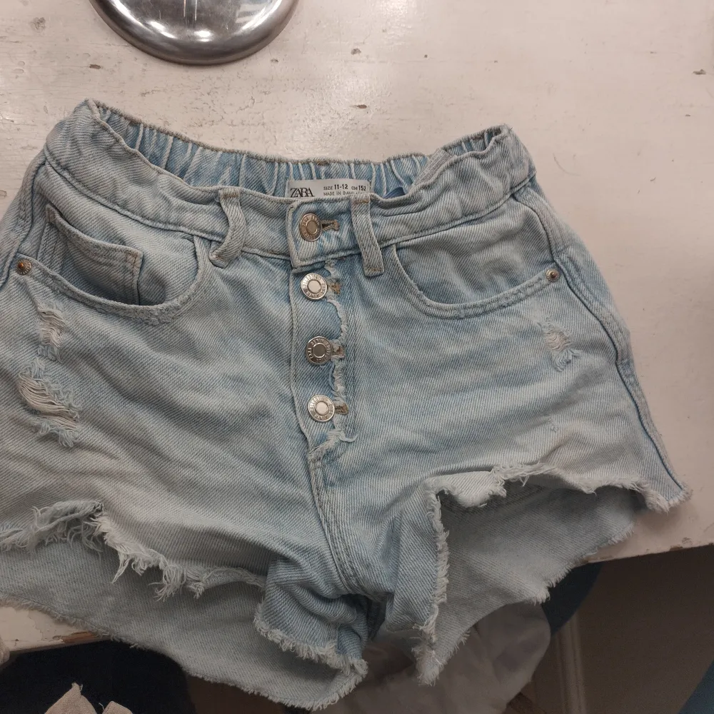 Dessa assnygga shorts från zara💞 Liten gul fläck på bakfickan som redan fanns där när jag köpte den 💗💗. Shorts.