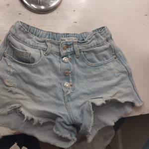Dessa assnygga shorts från zara💞 Liten gul fläck på bakfickan som redan fanns där när jag köpte den 💗💗
