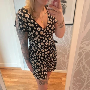 Byxdress / Playsuit - Aldrig använd! Dragkedja i ryggen, fickor på båda sidor, slits vid axlarna samt band runt midja som går att knyta och eller ta bort 